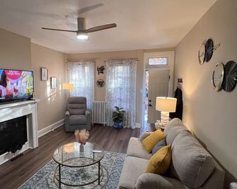 Cozy On The Hill - Wilmington - Living room