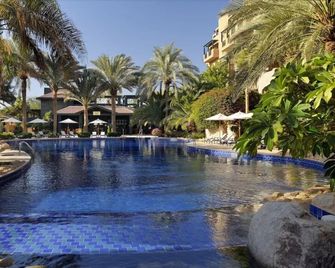 Beachfront Apartment with Fantastic Red Sea View, Close to Downtown - Aqaba - Pool