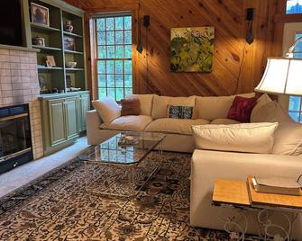 Family-friendly Pondside Hideway Near Moultrie & Thomasville - Moultrie - Living room