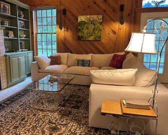 Family-friendly Pondside Hideaway For Gathering & Entertaining - Moultrie - Living room
