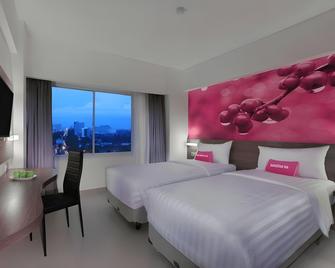 Yusra Inn Hotel Bekasi - Bekasi - Bedroom