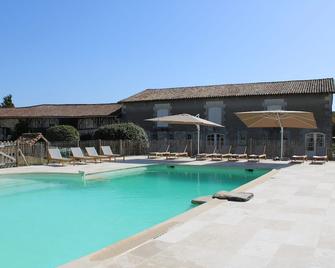 Gîtes au Château de Servanches, Dordogne, 20 Personnes, Piscine & Nature - Servanches - Piscina