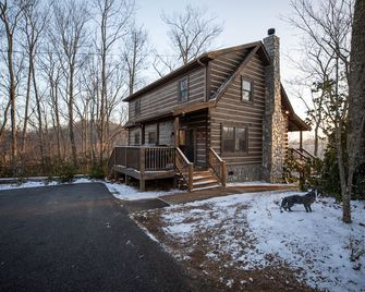 Mountain Majesty: Luxury Log Cabin Retreat with Spectacular Views and a Hot Tub - Waynesville - Building