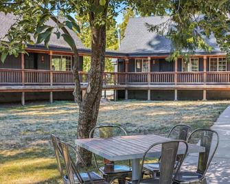 Shasta View Lodge - Cabin 5 - McCloud - Patio