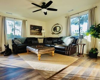 Cheerful Peaceful 4 Br Country Cottage Farmhouse - Valley Center - Living room