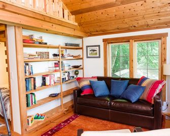 Beachfront Treehouse in the Heart of Puget Sound - Vashon - Living room