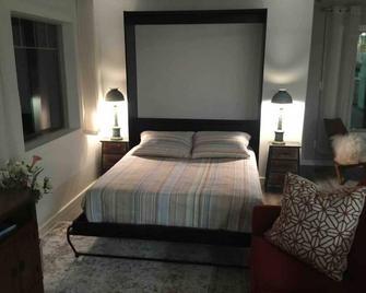 Tranquil Studio Apartment with Mountain Views. - Columbia Falls - Bedroom