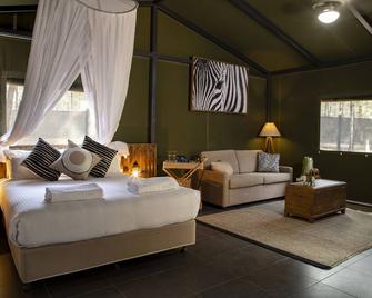 Zoofari Lodge at Taronga Western Plains - Dubbo - Living room
