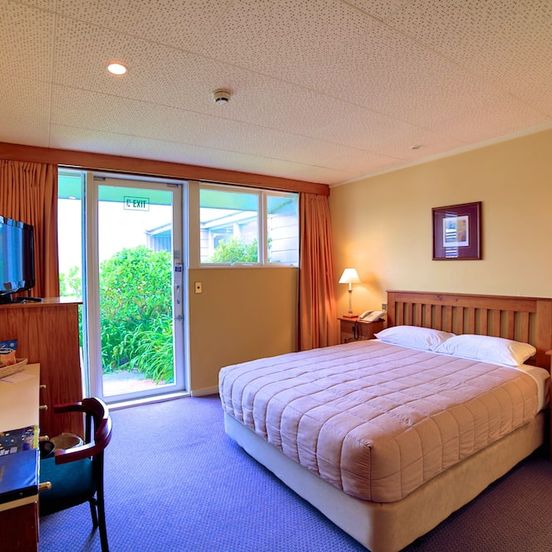 Bedroom view of Brentwood Hotel