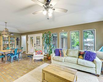Del Rio Home with Large Yard, BBQ and Fireplace! - Del Rio - Вітальня