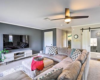 Sunny Florida Abode - Patio, Pool, and Fire Pit - Marianna - Вітальня