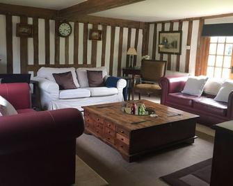 Fabulous 5 bedroom house with large enclosed garden, perfect for family breaks - Eye - Sala de estar