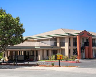 Super 8 by Wyndham Salinas - Salinas - Bygning
