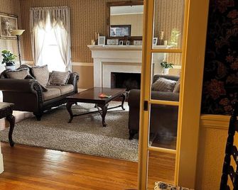 Taylor Edes Inn - Dexter - Living room