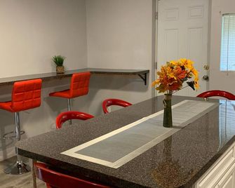Large Home Accommodates up to 15 in Niagara Falls USA - Niagara Falls