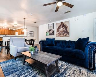 Urban Chic - Perfect For Groups! - Dallas - Living room