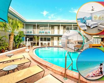 BBR #7, Steps to the Beach, Heated Pool w/Full Kitchen & 3 Beds! - Treasure Island - Bazén