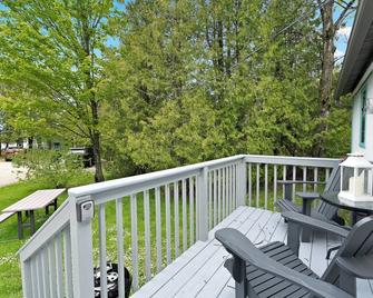 Sunset Shores - Chalet Cabin #3 by Simple Life Rentals - Baileys Harbor - Balkón