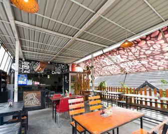 OYO 1074 Homestay Rumah Puti - Painan - Restaurante