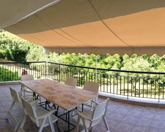 Secluded 1.8 acre garden Villa, for exclusive use with Stunning Views. - Kalandra - Balcón