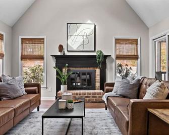 Southern Pines Getaway with Pool & Movie Theater! - Southern Pines - Living room