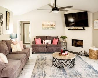 Royalty Luxe Stay3b/2r No Back Neighbors/Huge Beautiful Patiosleeps 8 - Pasadena - Living room