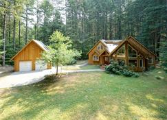 'Elk Hollow' Mountain Home Near Mount Rainier and Crystal Mountain Ski Area, WA - Enumclaw