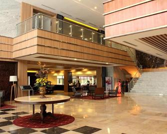 Patra Semarang Hotel & Convention - Semarang - Lobby