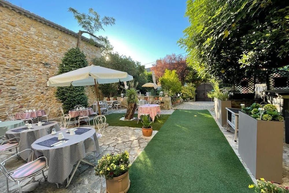 أوتل لو مانوار دو رافيرون - فالون-بون-دارك - شرفة مرصوفة