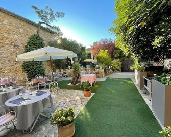 Hotel Le Manoir du Raveyron - Vallon-Pont-d'Arc - Patio