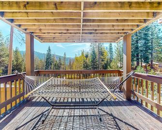 Mountain-view condo with 2 decks, washer/dryer, & shared pool/hot tub - Lakeshore - Balcony