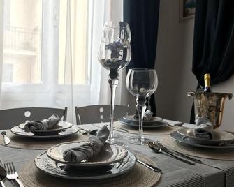 Magnificent apartment on the sea and beach in Sanremo - San Remo - Dining room