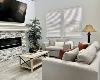 Peaceful Getaway in Granbury with Private Fishing & Gameroom - Granbury - Huiskamer