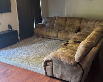 Beautiful 5-bedroom house in a beautiful neighborhood with WiFi and a Pool Table - Leesville - Huiskamer