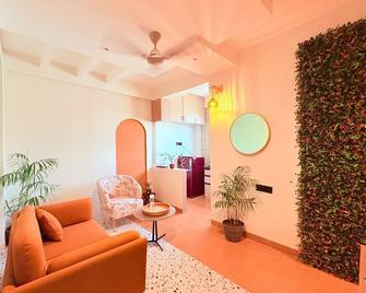 Hideaways Homestay - Indore - Living room