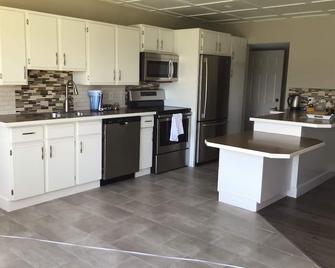 Humble Estate Retreat - Kaleden - Kitchen