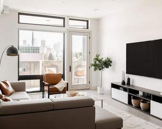 Brand New Condo | Walk to Empower Stadium | Tesoro - דנבר - סלון