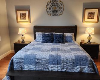 Downtown 2nd Floor Luxurious Condo 3 Blocks Off Broadway In A Quiet Neighborhood - Paducah - Bedroom