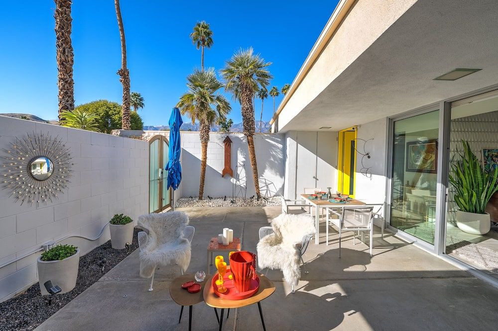 Sublime Modernist Architecture & Interior Design For The Discerning Traveler - Palm Springs - Patio