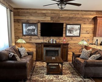 Directly On Cheyenne Creek - Central Air -Walk To Broadmoor - Colorado Springs - Living room