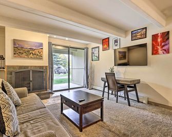 Lakefront Condo with Mtn Views in Dillon! - 狄龍(科羅拉多州) - 客廳