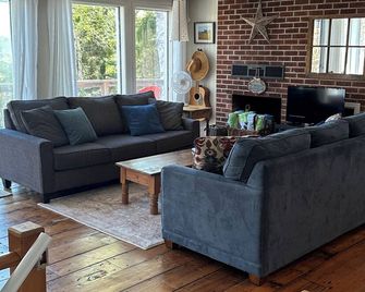 Highview Three Season Cottage - as low as 229CAD/nt - 3 Bed, 1 Bath - Clinton - Living room