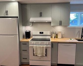 Salmon Arm Comfortable 2 Bedroom in town, 5 minute drive to the beach! - Salmon Arm - Kitchen