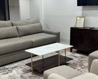 B’more local. 3-bedroom house in charming Baltimore - Baltimore - Living room