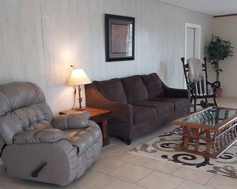 Spacious 1 bedroom 1 bath house sleeps 5 one block from Burnet County Boat Ramp - Burnet - Soggiorno