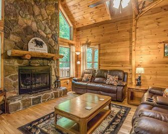 Deluxe Family Cabin | 26ft Wood Ceilings | Hot Tub | Game Room | Pet Friendly - Cleveland - Living room