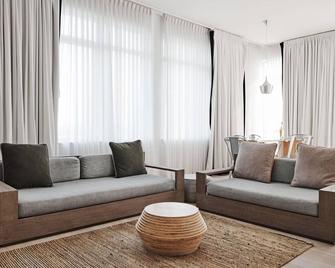 Access to Wave Resort | Spacious Suites Perfect for Family Beach Stay - Long Branch - Living room