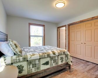 Wooded Hancock Home Near Ski and Snowmobile Trails! - Hancock - Bedroom