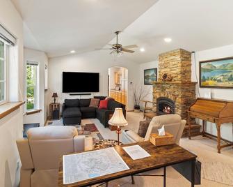 The Hillside House located 8 miles from west entrance to Glacier National Park - Martin City - Living room