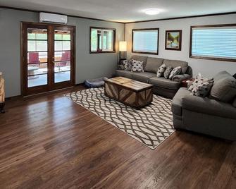 Cozy One-Bedroom Cabin on Peaceful 38 Acres - Hutchinson - Living room